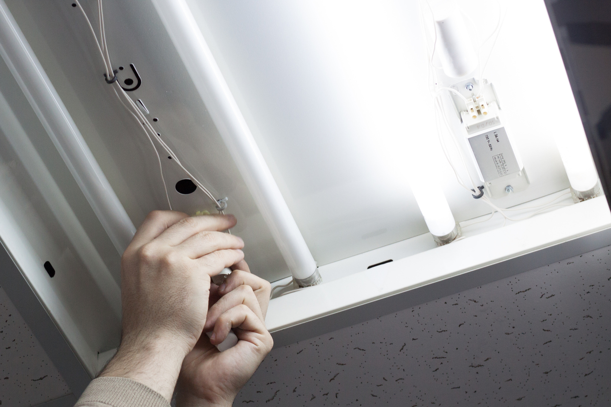 electrician install the light under cabinet
