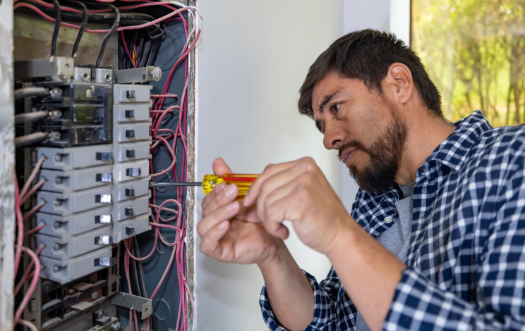 The Advantages of Working with a Trusted Salem Electrician